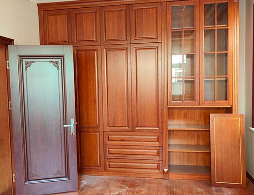 清流中式家庭装修里定制的实木衣柜效果图